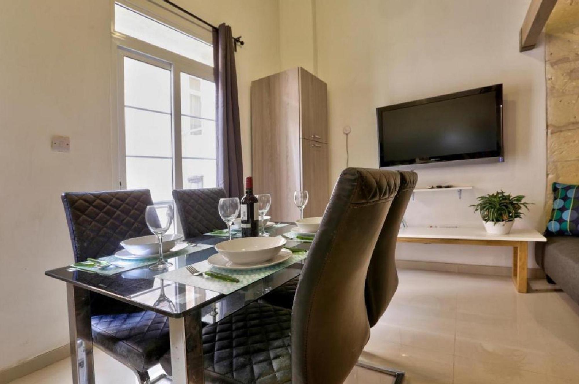 Exquisite 3-Bedroom Duplex Penthouse With Jacuzzi In Valletta Centre エクステリア 写真
