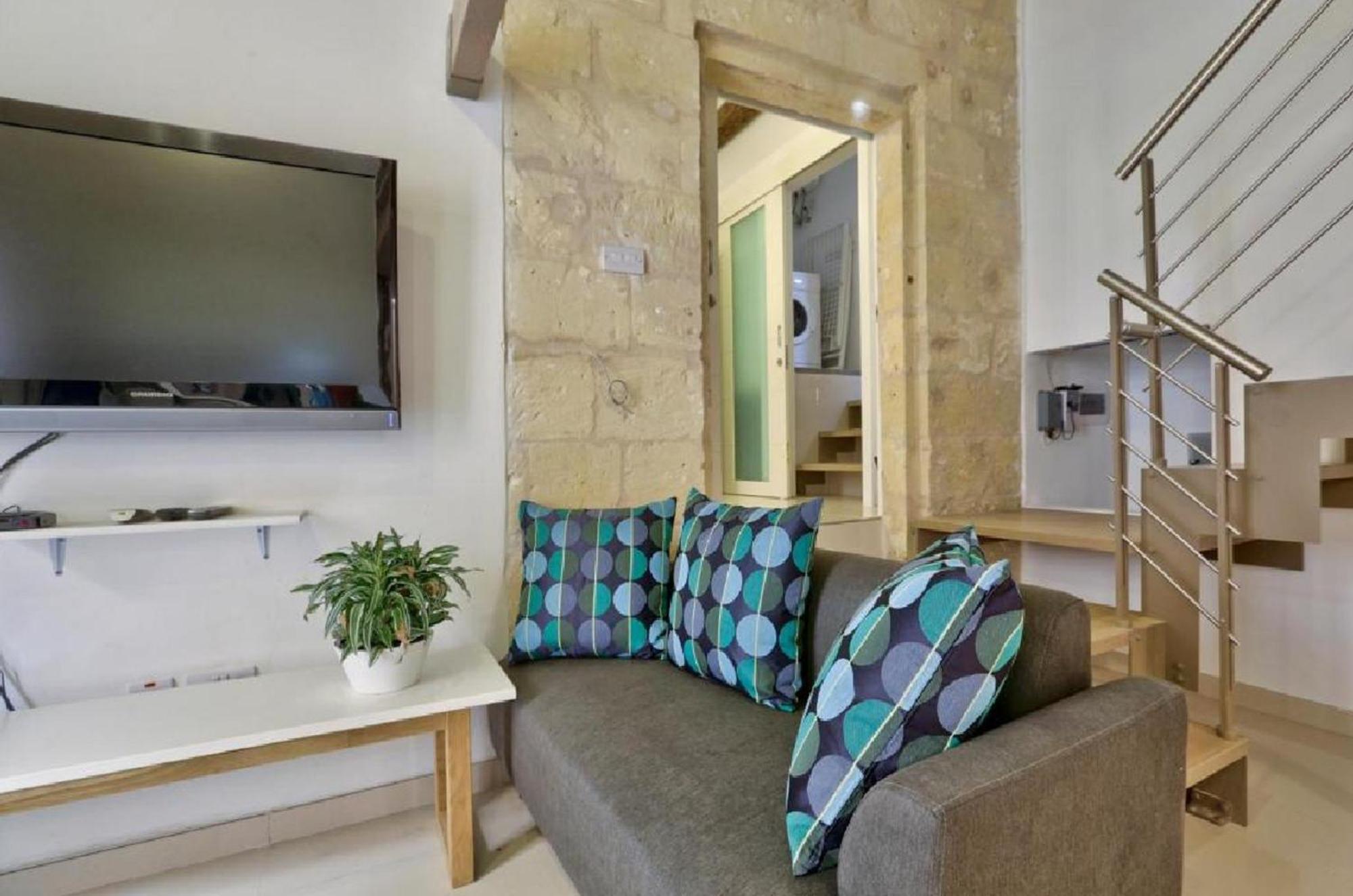 Exquisite 3-Bedroom Duplex Penthouse With Jacuzzi In Valletta Centre エクステリア 写真