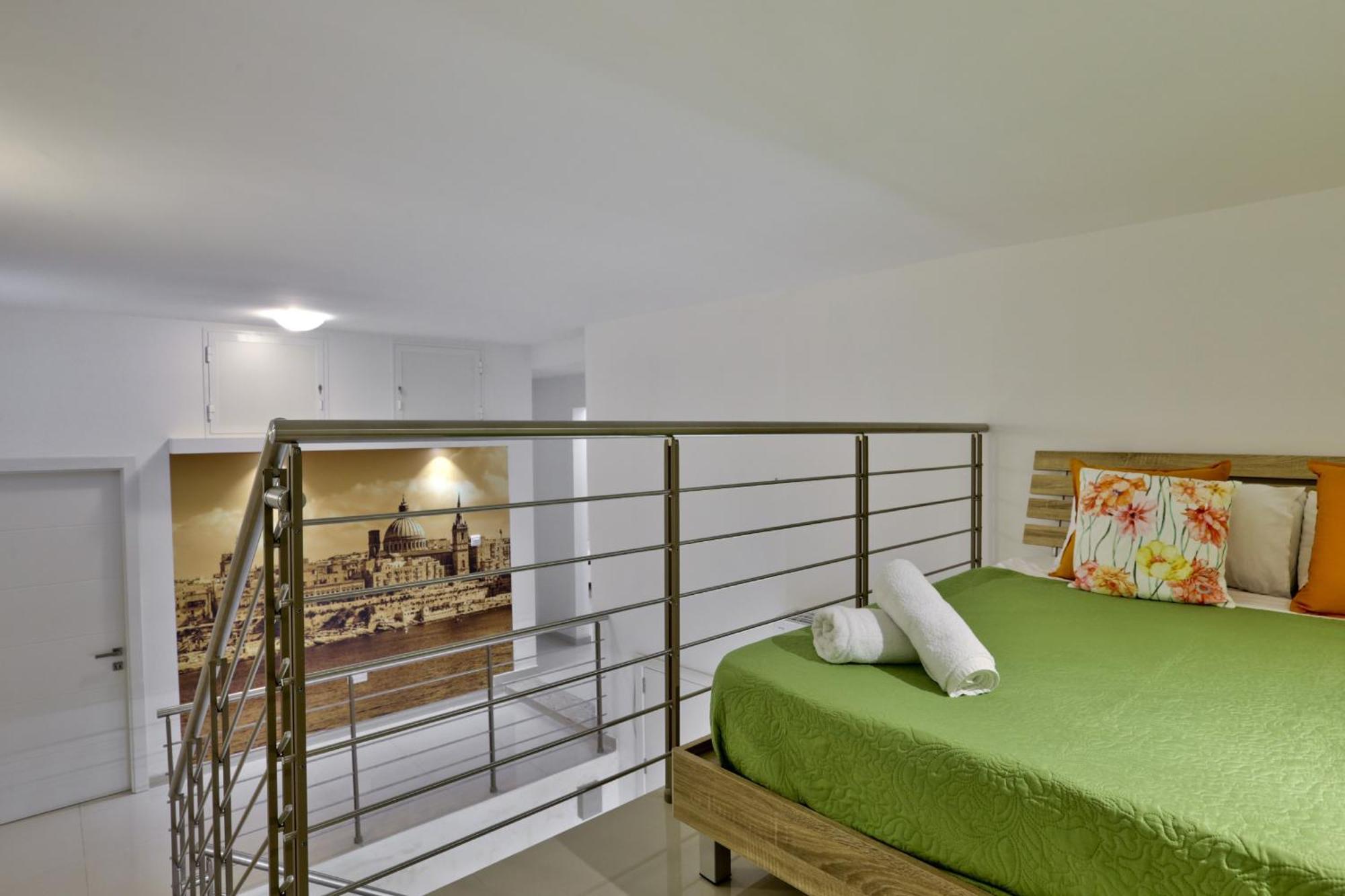 Exquisite 3-Bedroom Duplex Penthouse With Jacuzzi In Valletta Centre エクステリア 写真