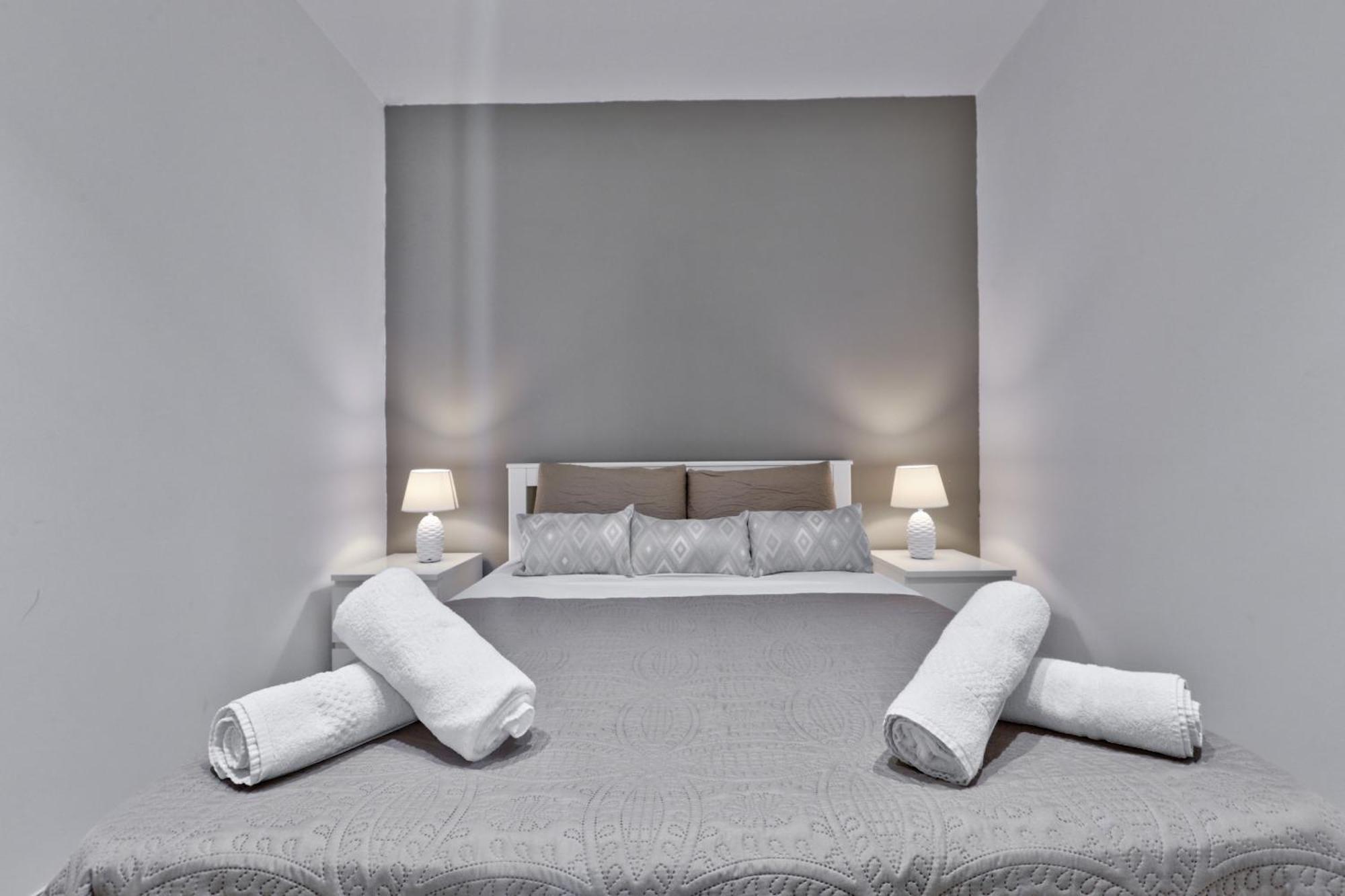 Exquisite 3-Bedroom Duplex Penthouse With Jacuzzi In Valletta Centre エクステリア 写真
