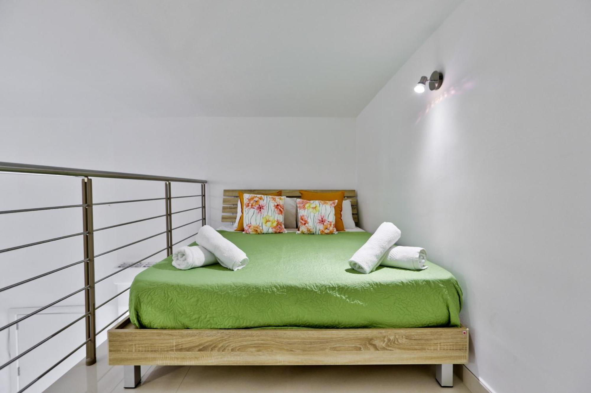 Exquisite 3-Bedroom Duplex Penthouse With Jacuzzi In Valletta Centre エクステリア 写真