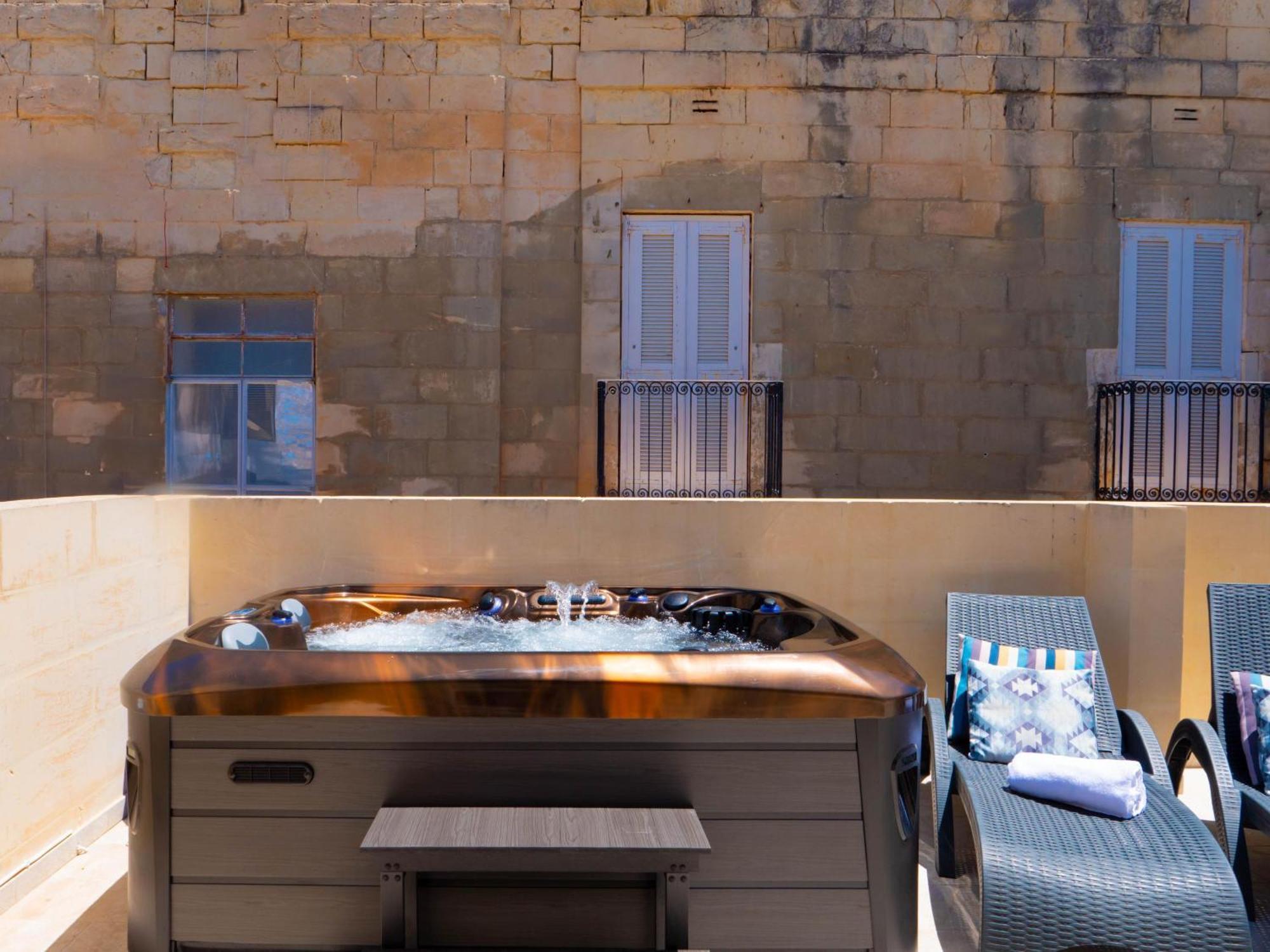 Exquisite 3-Bedroom Duplex Penthouse With Jacuzzi In Valletta Centre エクステリア 写真
