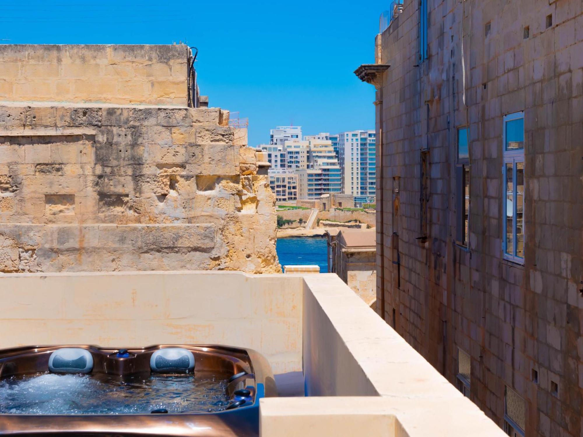 Exquisite 3-Bedroom Duplex Penthouse With Jacuzzi In Valletta Centre エクステリア 写真
